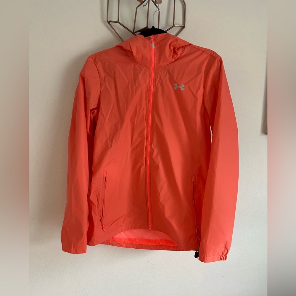 Under Armour Ladies Sz M Women’s Stormproof Windbreaker, with hood, in EUC